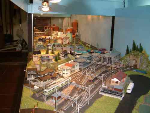 En avant plan: le dépôt. En arrière plan: la ville, terminus de la ligne